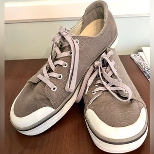 Keen “Elsa” Gray Canvas Old School Sneaker Size 10